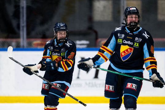 Djurgårdens Wilma Georgny och Isabelle Leijonhielm jublar