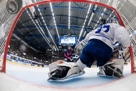 HV71s Olle Alsing (ej i bild) reducerar till 3-4 bakom