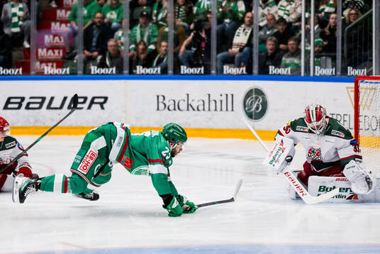Rögles Josh Dickinson och Modos målvakt Lassi Lehtinen