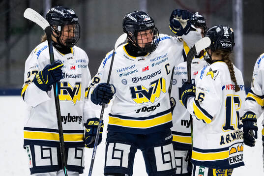 HV71s Teghan Inglis, Elin Svensson och Kajsa Armborg jublar