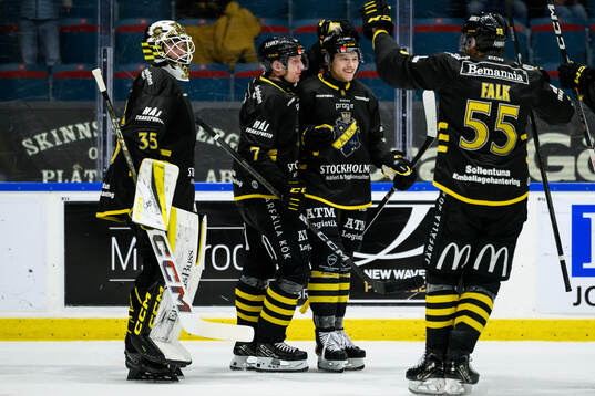 AIKs Lukas Zetterberg jublar med lagkamrater