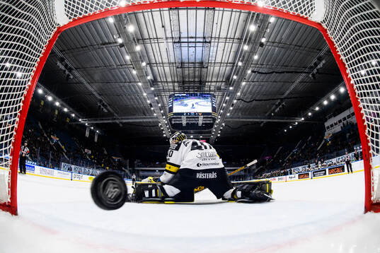 Västerås målvakt Rasmus Korhonen släpper in 5-4 på