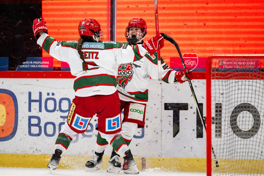 Modos Emma Seitz och Adela Sapovalivova jublar