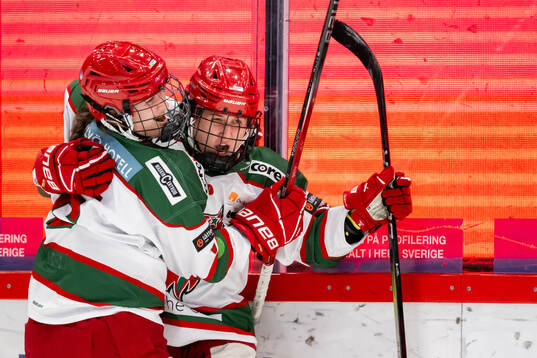 Modos Adela Sapovalivova och Emma Seitz jublar