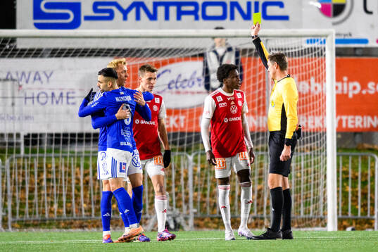 Sandvikens IFs Calvin Kabuye får gult kort