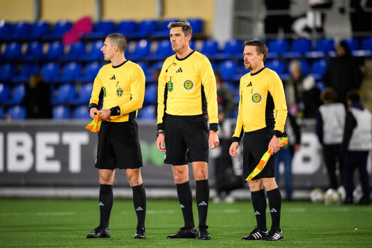 Assisterande domare Mirza Rovcanin, Domare Magnus Lindgren och assisterande domare Christian Tennstedt