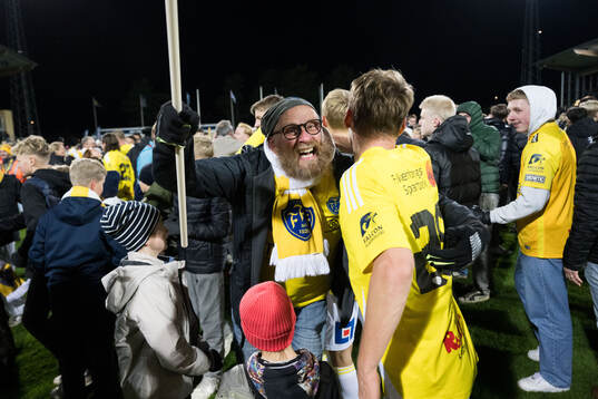 Falkenbergs fans jublar med spelarna