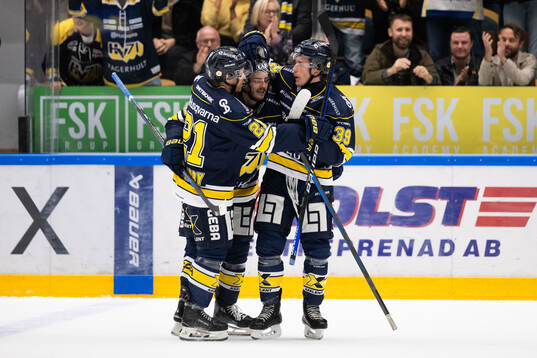 HV71s Isac Brännström jublar