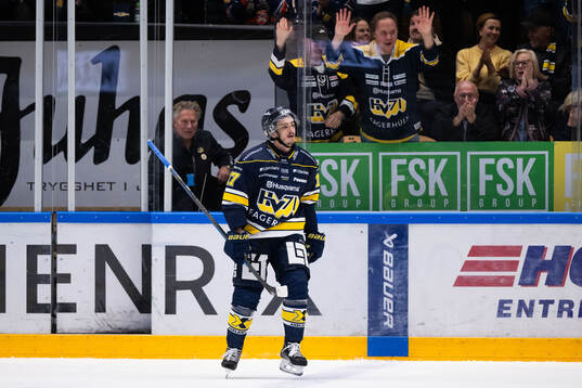 HV71s Isac Brännström jublar