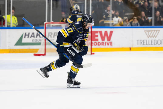 HV71s Isac Brännström jublar