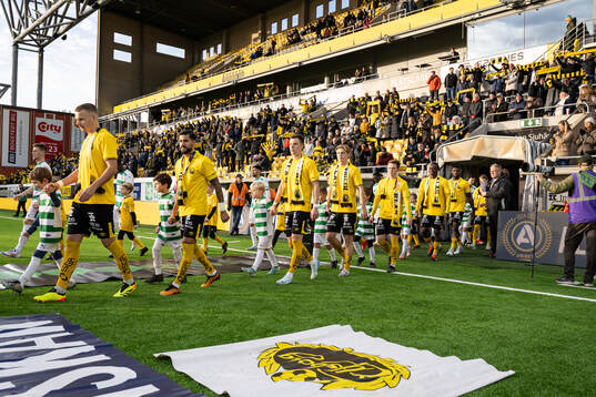 Elfsborgs spelare med tröja för att hylla Klas Ingesson