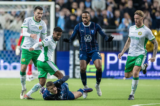Hammarbys Pavle Vagic och Tesfaldet Tekie i ett bröl med Malmö FFs Gabriel Busanello