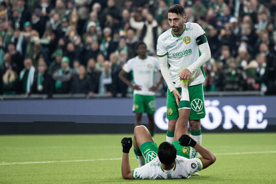 Hammarbys Jusef Erabi har ont och får hjälp av Nahir Besara
