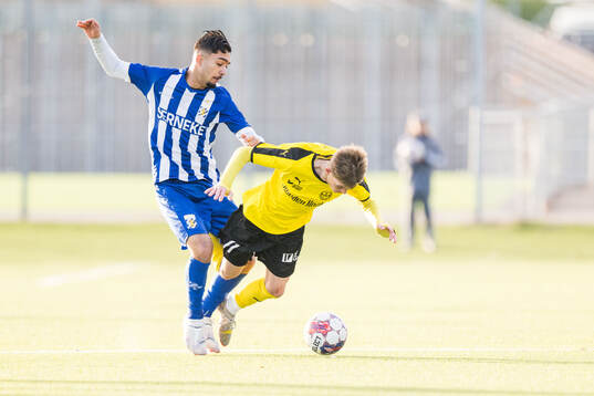 IFK Göteborgs Haydar Sultan och Mjällbys Kasper Hallström