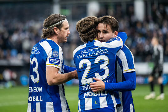 IFK Göteborgs Gustav Svensson och Anders Trondsen jublar med Kolbeinn Thordarson efter att han gjort 1-0