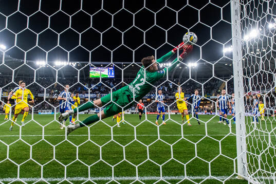 Kalmars Melker Hallberg kvitterar till 1-1 bakom IFK Göteborgs målvakt Jacob Karlström