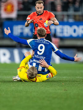 Kalmars Lars Saetra och IFK Göteborgs Laurs Skjellerup framför domare Kristoffer Karlsson