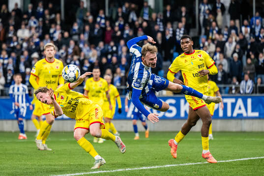 Kalmars Johan Karlsson och IFK Göteborgs Laurs Skjellerup