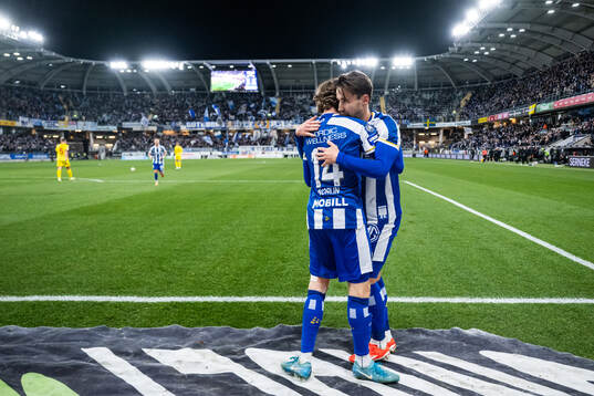 IFK Göteborgs Gustaf Norlin och Anders Trondsen jublar efter att Kolbeinn Thordarson (ej i bild) gjort 1-0