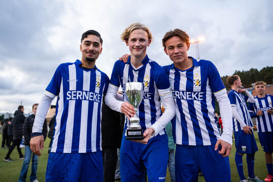 IFK Göteborgs Haydar Sultan, Axel Sjöström Falk och Melwin Hedman jublar med pokalen