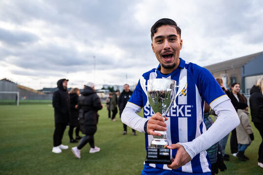 IFK Göteborgs Haydar Sultan jublar med pokalen