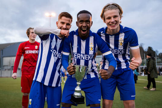IFK Göteborgs Sebastian Bergren, Mahamed Abdi Abdikani och Emil Fasth jublar med pokalen