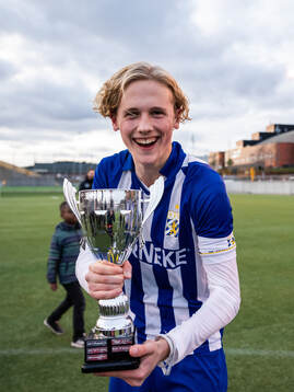 IFK Göteborgs Axel Sjöström Falk jublar med pokalen