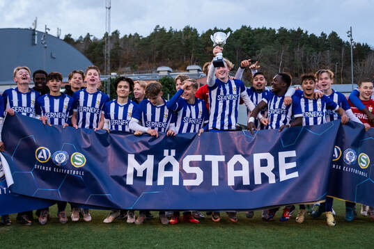 IFK Göteborgs spelare jublar med pokalen