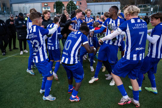 IFK Göteborgs Sebastian Bergren, Manasse Ange Junior Diallo och Mahamed Abdi Abdikani jublar med pokalen