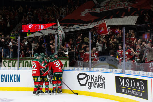 Frölundas Isac Born jublar med lagkamrater