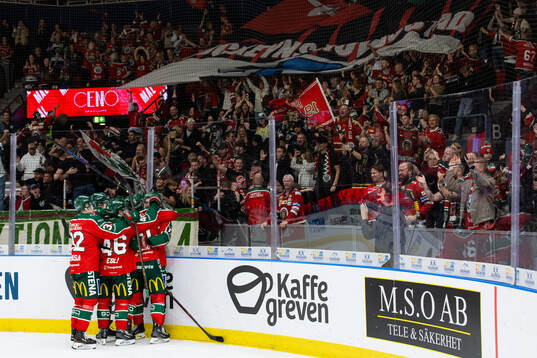 Frölundas Isac Born jublar med lagkamrater