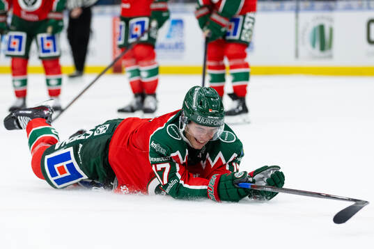 Frölundas Isac Born jublar framför klacken