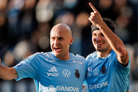 Gefles Anton Lundin och Jacob Hjelte jublar efter 1-0