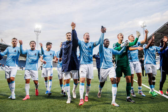 Gefles Martin Rauschenberg Brorsen jublar med lagkamrater