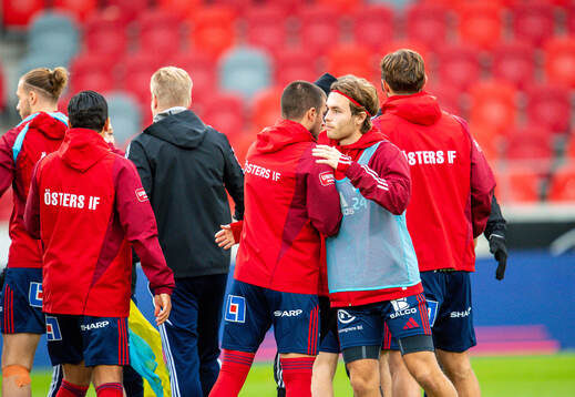 Östers IFs Theodor Johansson kramar om Vladimir Rodic värmer upp