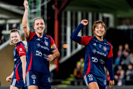 Rosengårds Gudrun Arnardottir och Momoko Tanikawa jublar efter 4-0