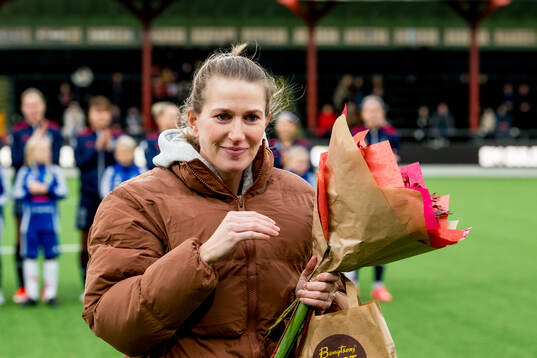 Rosengårds Emma Berglund tackas av