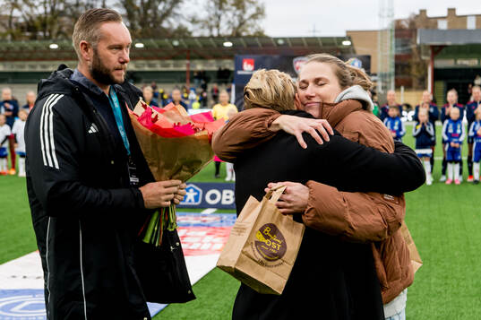 Rosengårds Emma Berglund tackas av