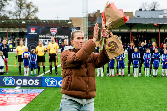 Rosengårds Emma Berglund tackas av