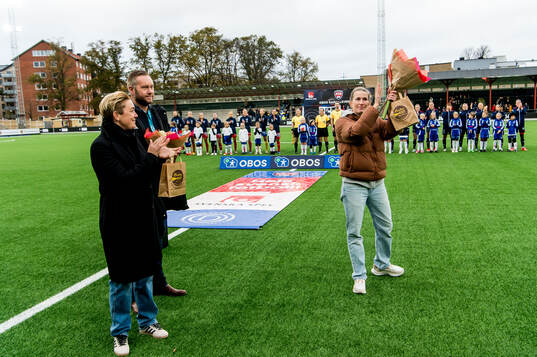 Rosengårds Emma Berglund tackas av