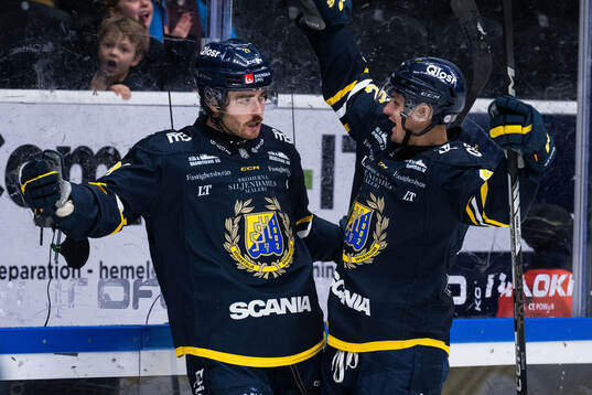 Södertäljes Nolan Stevens och Ludvig Hedström jublar