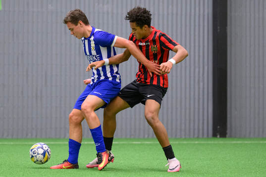 IFK Göteborgs Elis Barlind och Brommapojkarnas Sion Oppong