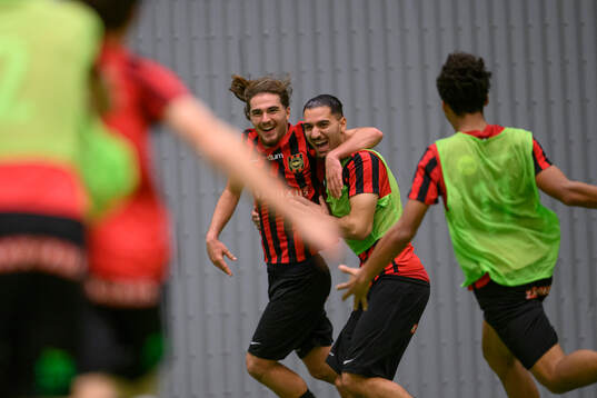 Brommapojkarnas målskytt Leart Krasniqi jublar