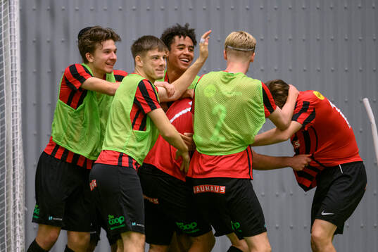 Brommapojkarnas målskytt Leart Krasniqi jublar