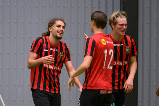 Brommapojkarnas målskytt Leart Krasniqi jublar