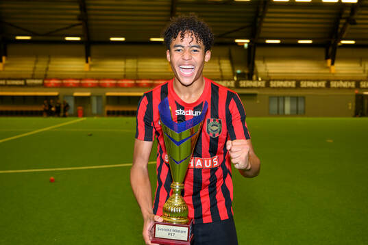 Brommapojkarnas Sion Oppong jublar