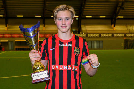 Brommapojkarnas lagkapten Edgar Backteman jublar