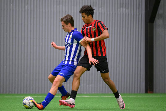 IFK Göteborgs Elis Barlind och Brommapojkarnas Sion Oppong