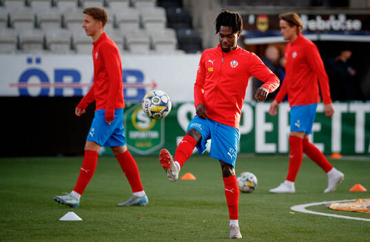 Helsingborgs Benjamin Acquah värmer upp