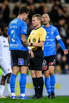 Halmstads Gabriel Wallentin och domare Fredrik Klitte